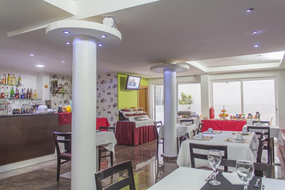 

Milano - Praia, Isola di Santiago - Sol Hotel