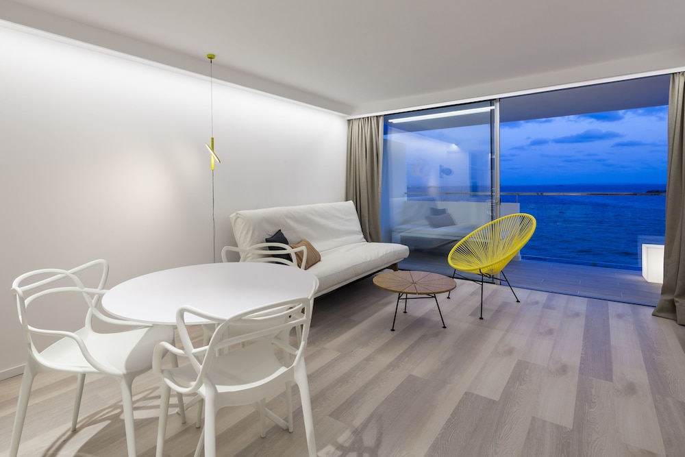 

Lamezia Terme - Playa d'en Bossa, Ibiza - Sud Ibiza Suites
