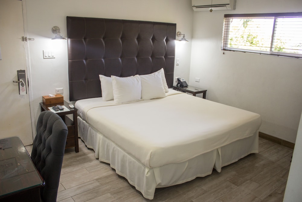 

Bari - Montego Bay - Altamont West Hotel