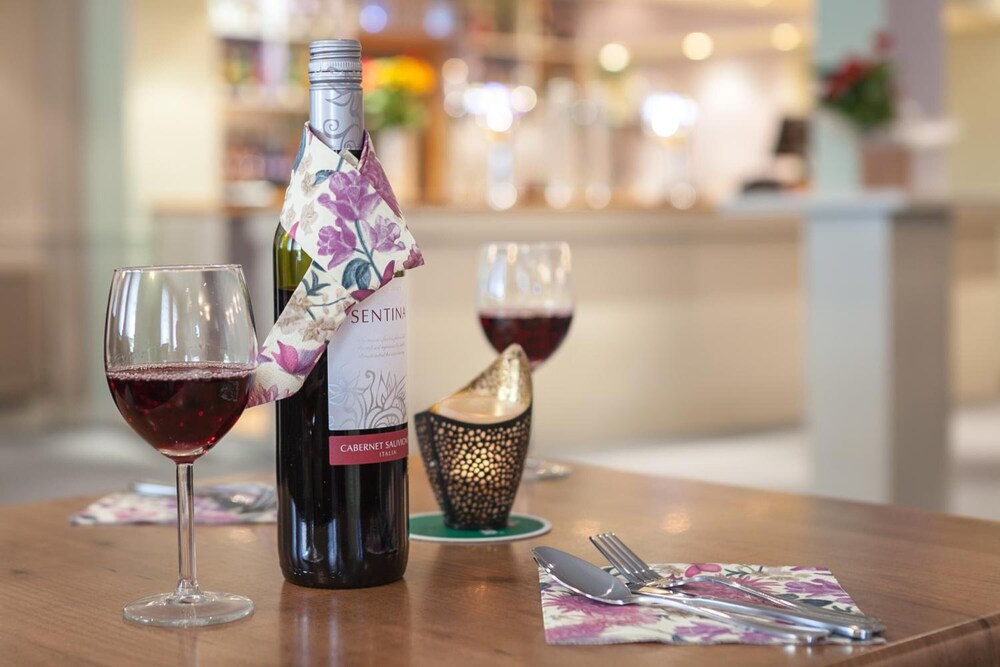 

Napoli - Cardiff - Celtic International Hotel Cardiff Airport