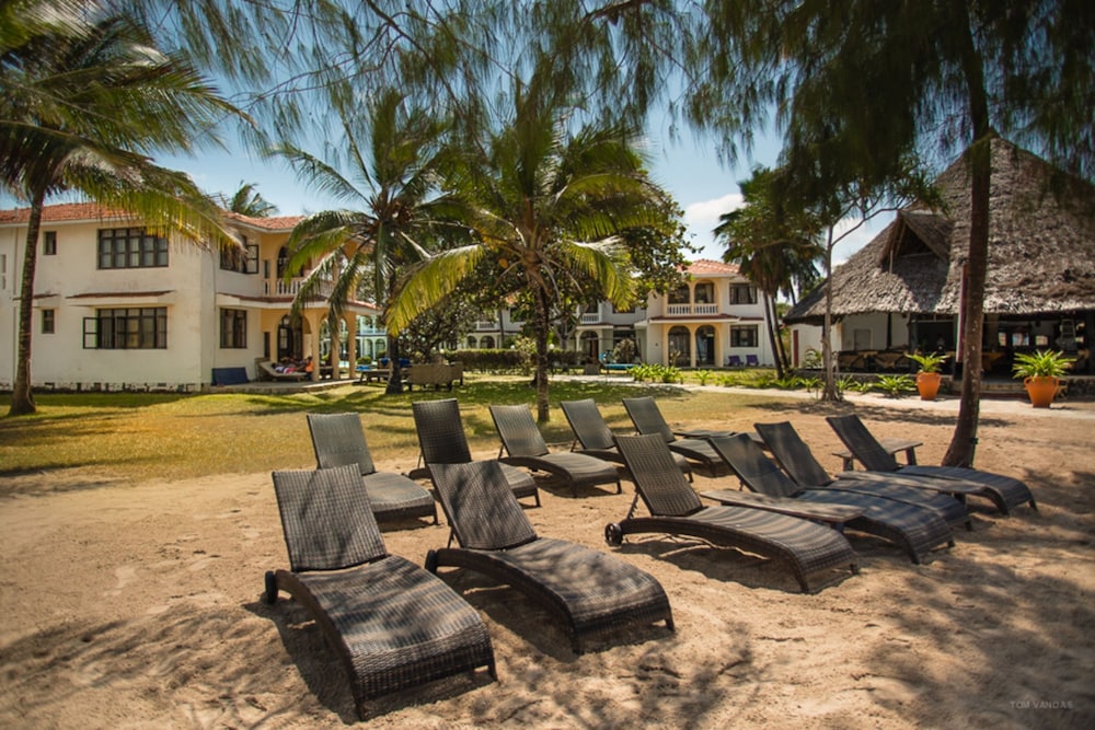 

Milano - Tiwi - Bahari Dhow Beach Villas