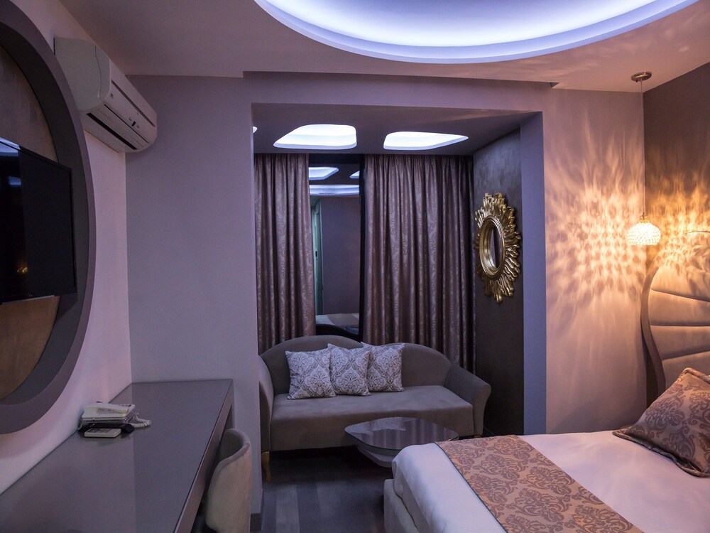 

Napoli - Tirana - New W Hotel