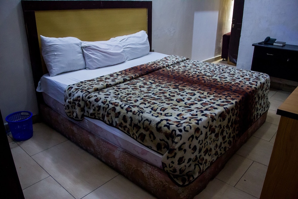 

Roma - Festac Town - Emglo Suites