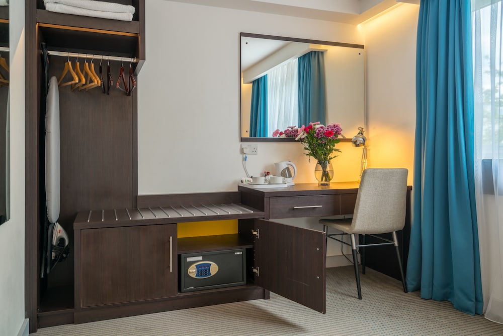 

Bologna - Croydon - Pelican London Hotel and Residence
