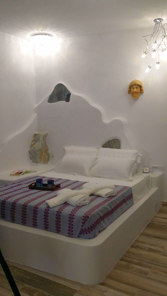 

Verona - Kóronos - ELAIOLITHOS - Luxury Villa Suites - Adults Only