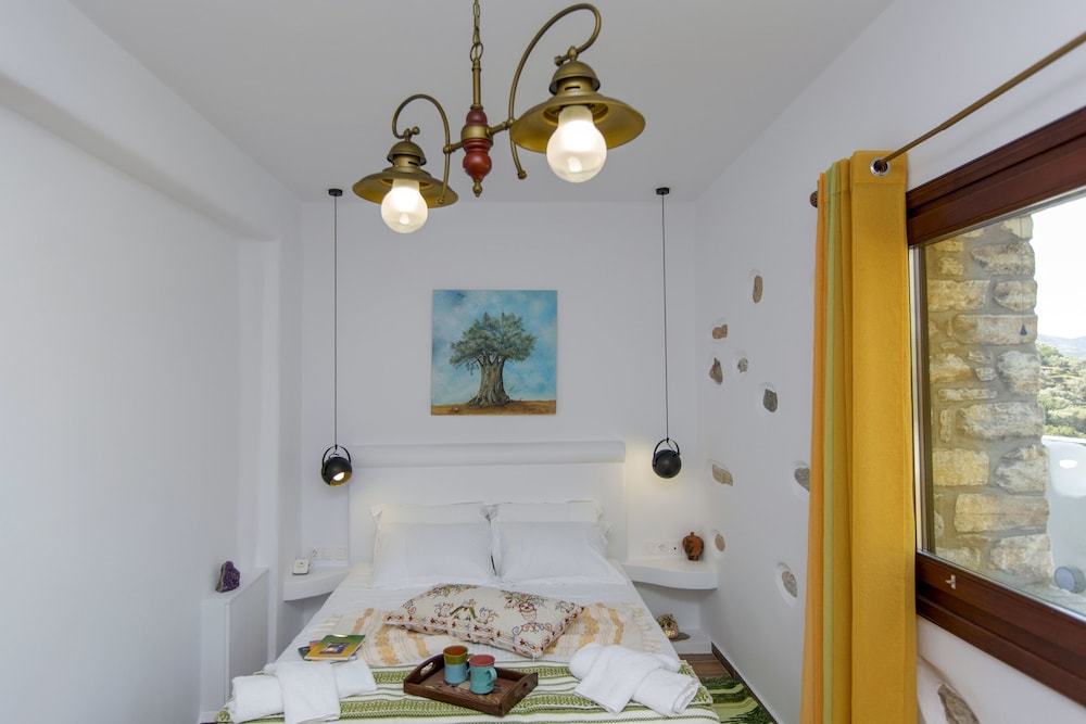 

Bari - Kóronos - ELAIOLITHOS - Luxury Villa Suites - Adults Only