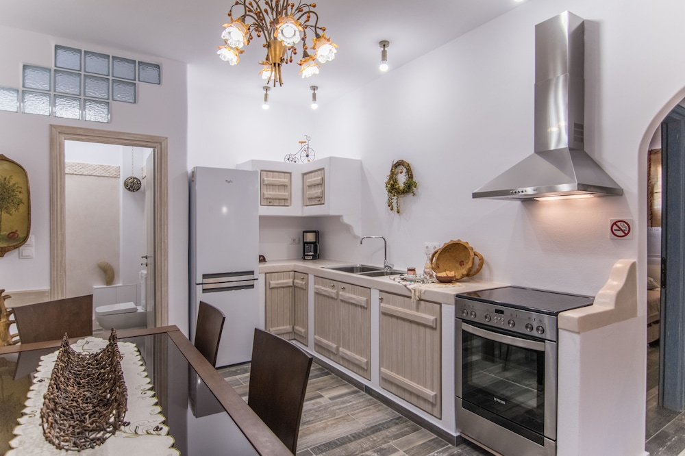 

Bologna - Kóronos - ELAIOLITHOS - Luxury Villa Suites - Adults Only
