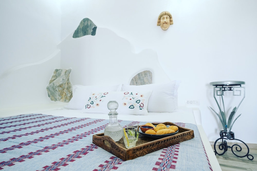 

Bari - Kóronos - ELAIOLITHOS - Luxury Villa Suites - Adults Only