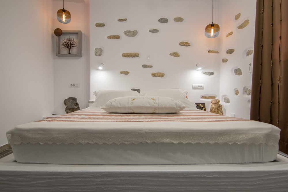 

Milano - Kóronos - ELAIOLITHOS - Luxury Villa Suites - Adults Only