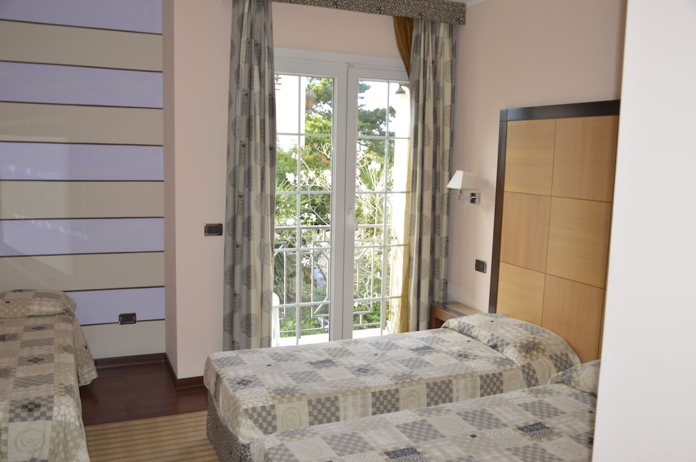 

Bari - Reggio Calabria - Regent Beach Hotel & Apartments