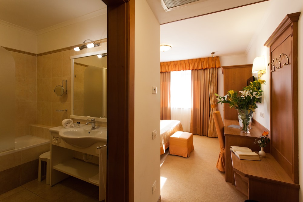 

Napoli - Trento - Sartori's Hotel