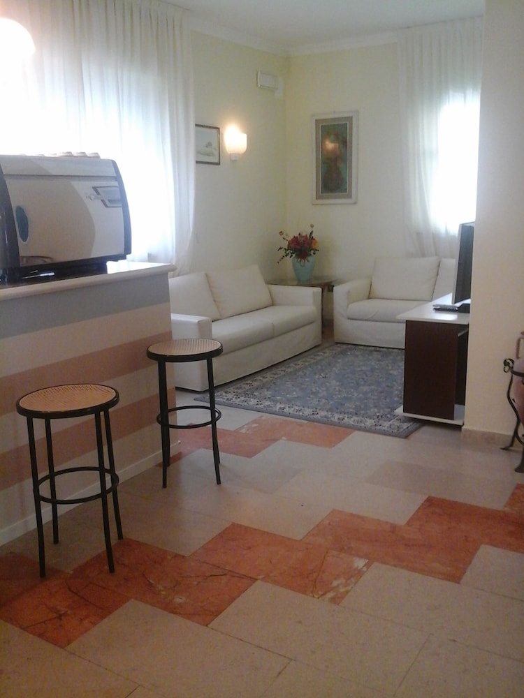 

Napoli - Versilia e Costa Toscana, Mare Italia - Hotel Laurin
