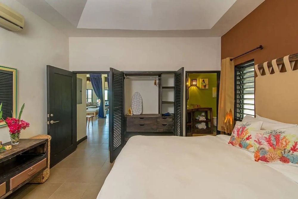

Roma - Rose Hall - Nianna Luxurious Villa