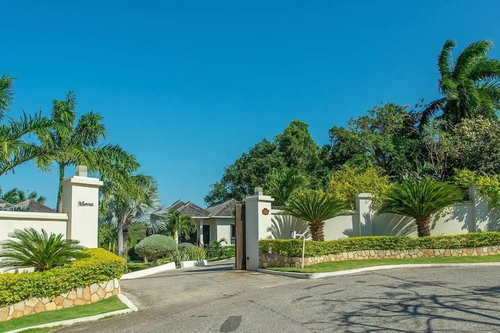 

Milano - Rose Hall - Nianna Luxurious Villa