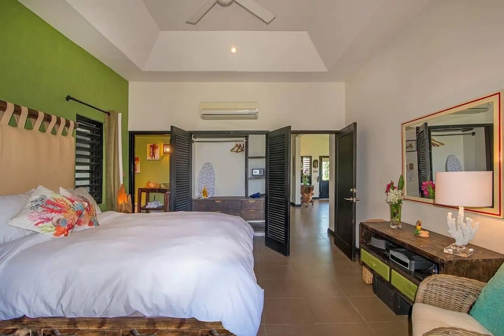 

Roma - Rose Hall - Nianna Luxurious Villa
