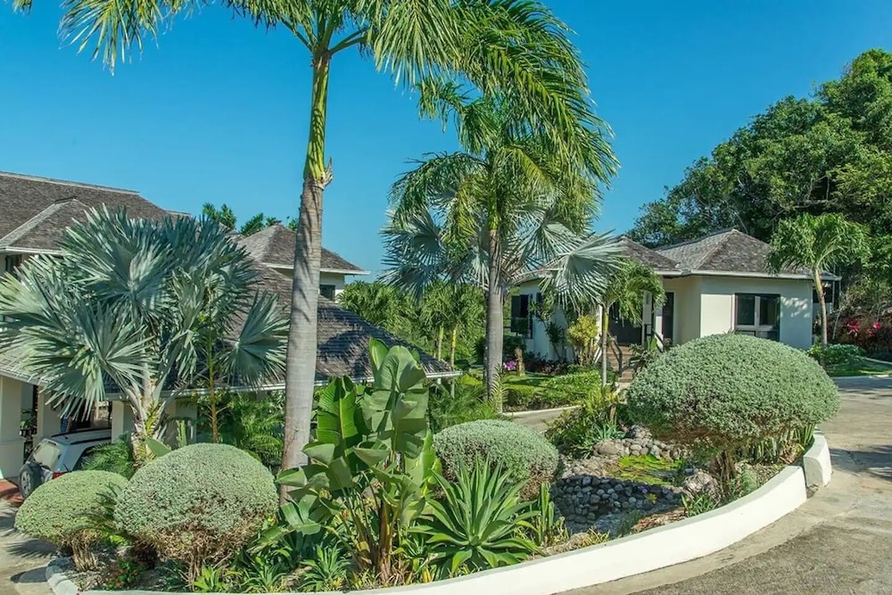 

Milano - Rose Hall - Nianna Luxurious Villa