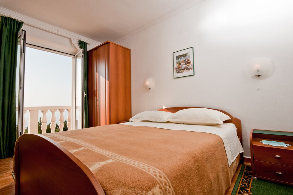 

Catania - Povlja - Barba Petra Dvori Apartments