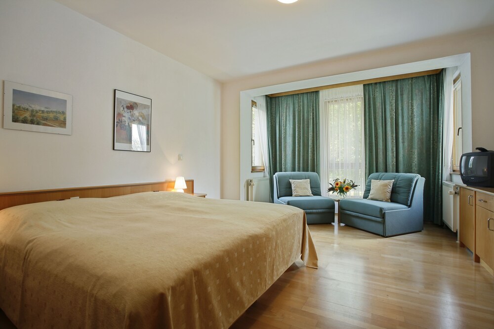 

Bologna - Hinterbrühl - Am Spiegeln dialog.hotel.wien