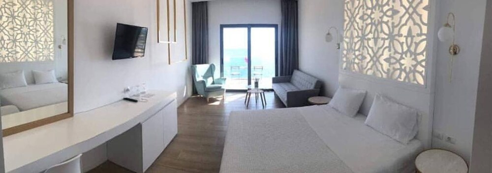

Bologna - Sarandë - Epirus Hotel