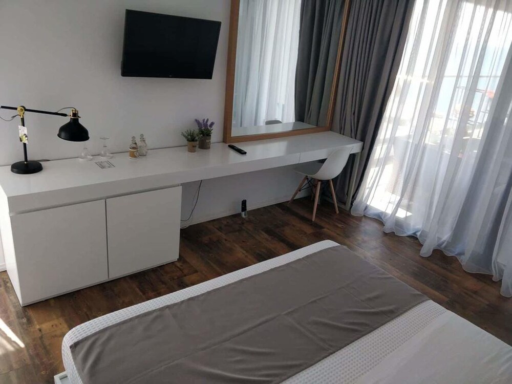 

Bologna - Sarandë - Epirus Hotel