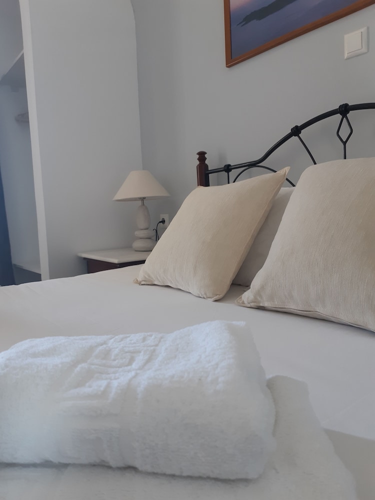 

Palermo - Perivolos - Emmanouela Studios & Villas