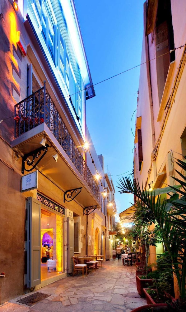 

Bologna - Agia Marina Nea Kydonias - Elia Fatma Boutique Hotel