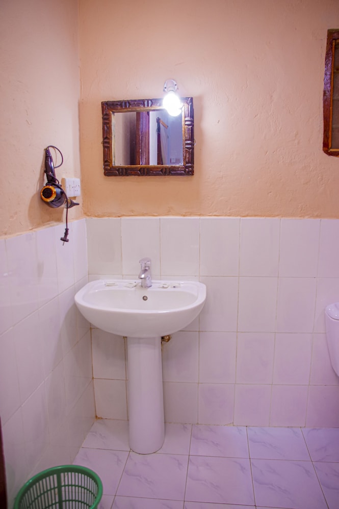 

Bari - Kendwa - Zanzi Rest Bungalow