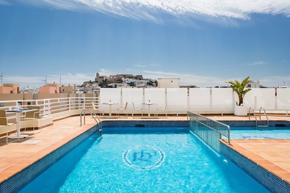 

Cagliari - Playa d'en Bossa, Ibiza - Hotel Royal Plaza