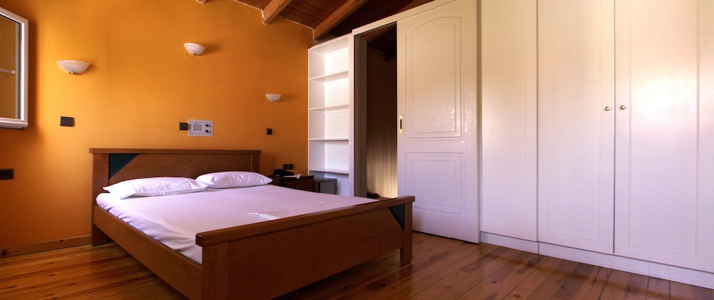 

Verona - Kalyves - Athena Hotel