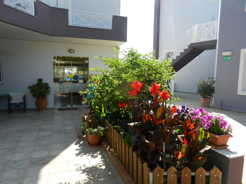 

Milano - Dhrámia - Athena Hotel