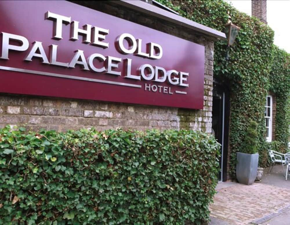 

Roma - Luton - The Old Palace Lodge