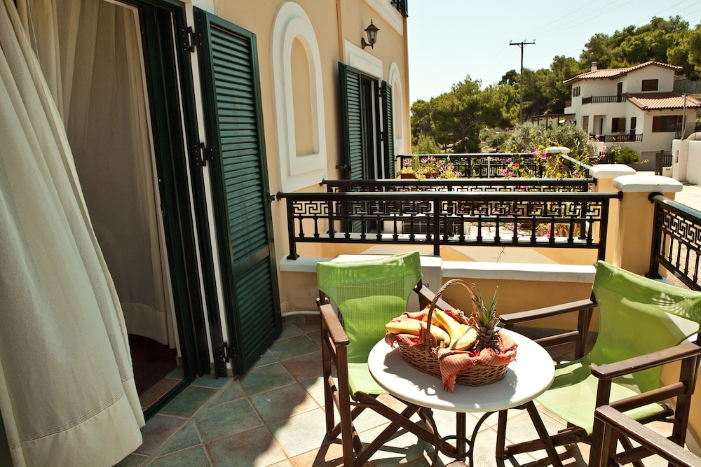 

Milano - Megalochori - Agistri - Vasilaras Hotel