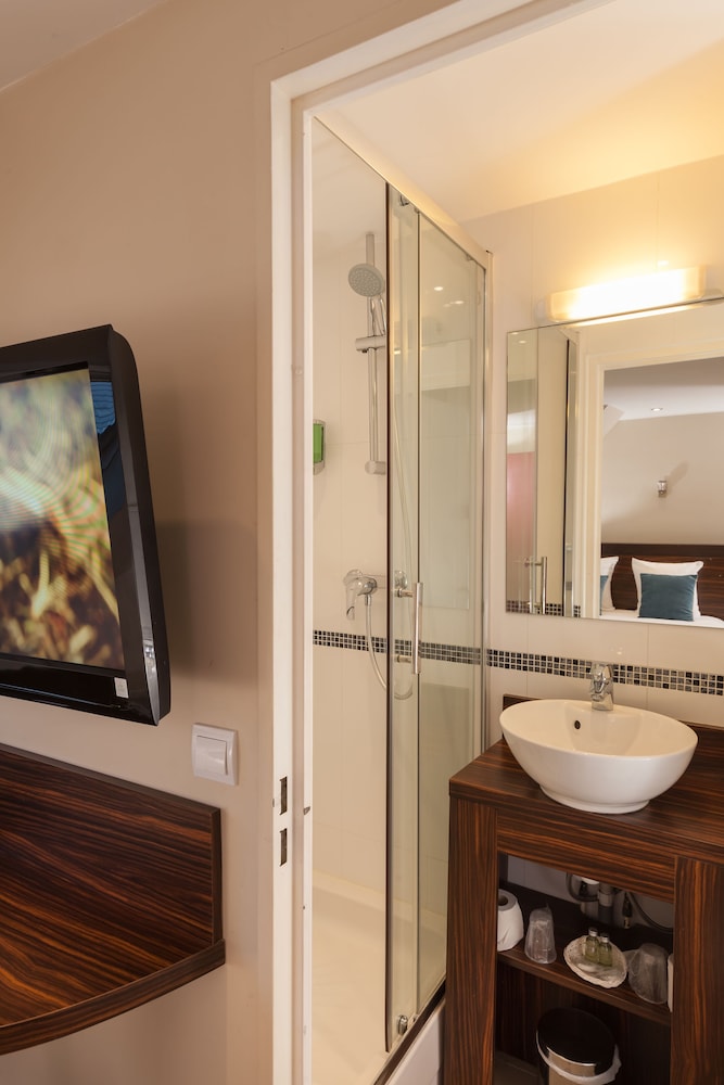 

Venezia - Clichy - Hotel Apolonia Paris Montmartre; Sure Hotel Collection by Best Western