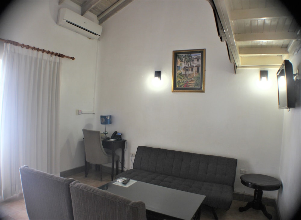 

Bologna - Kingston - Altamont Court Hotel