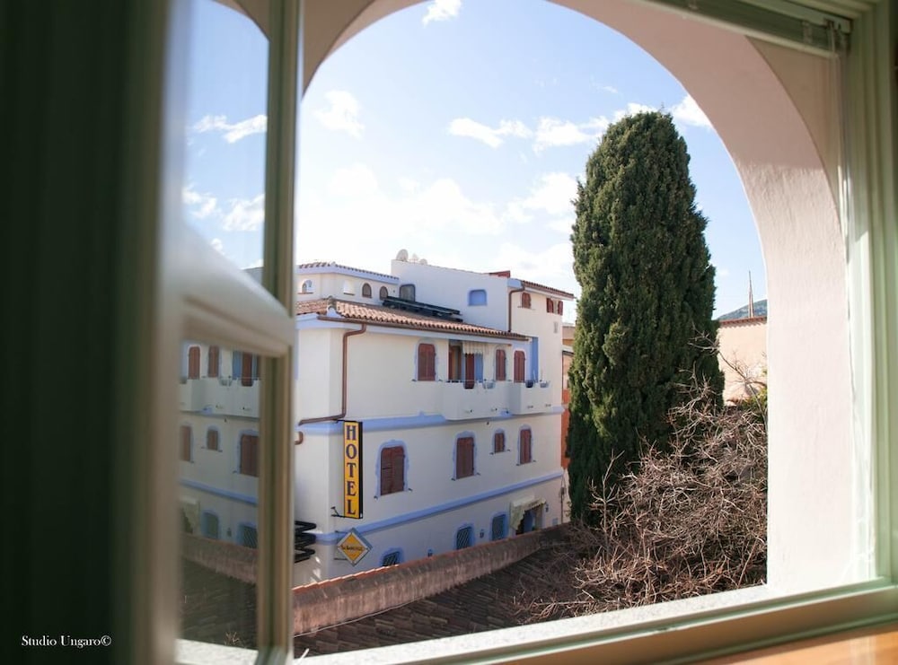 

Trieste - Cala Gonone - Hotel Su Barchile
