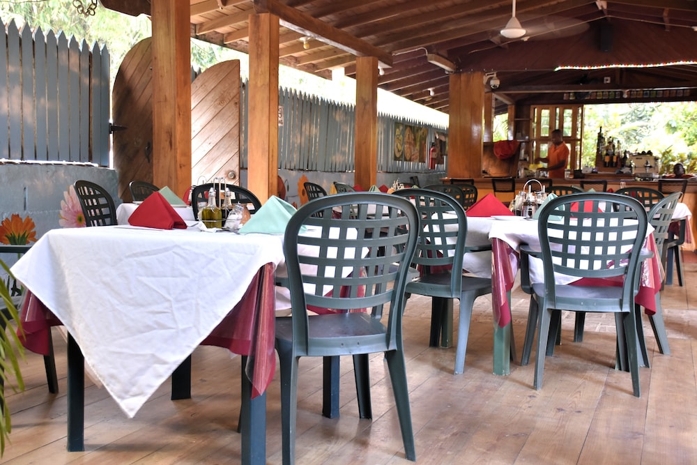 

Roma - Negril - Sunrise Club Hotel Restaurant & Bar