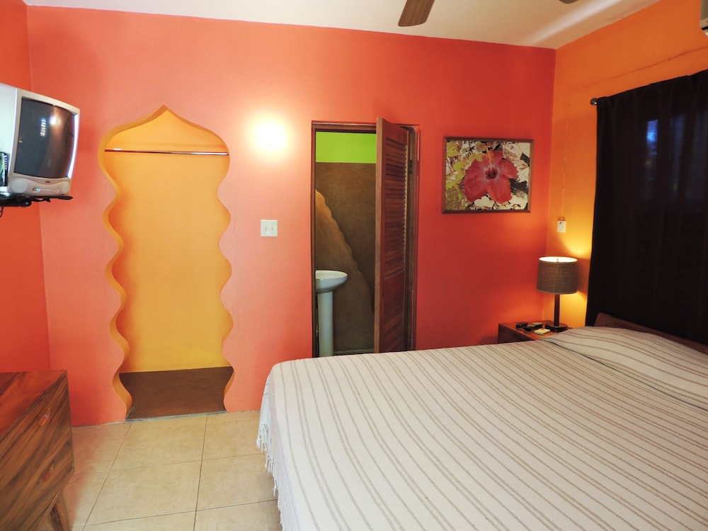 

Roma - Negril - Sunrise Club Hotel Restaurant & Bar