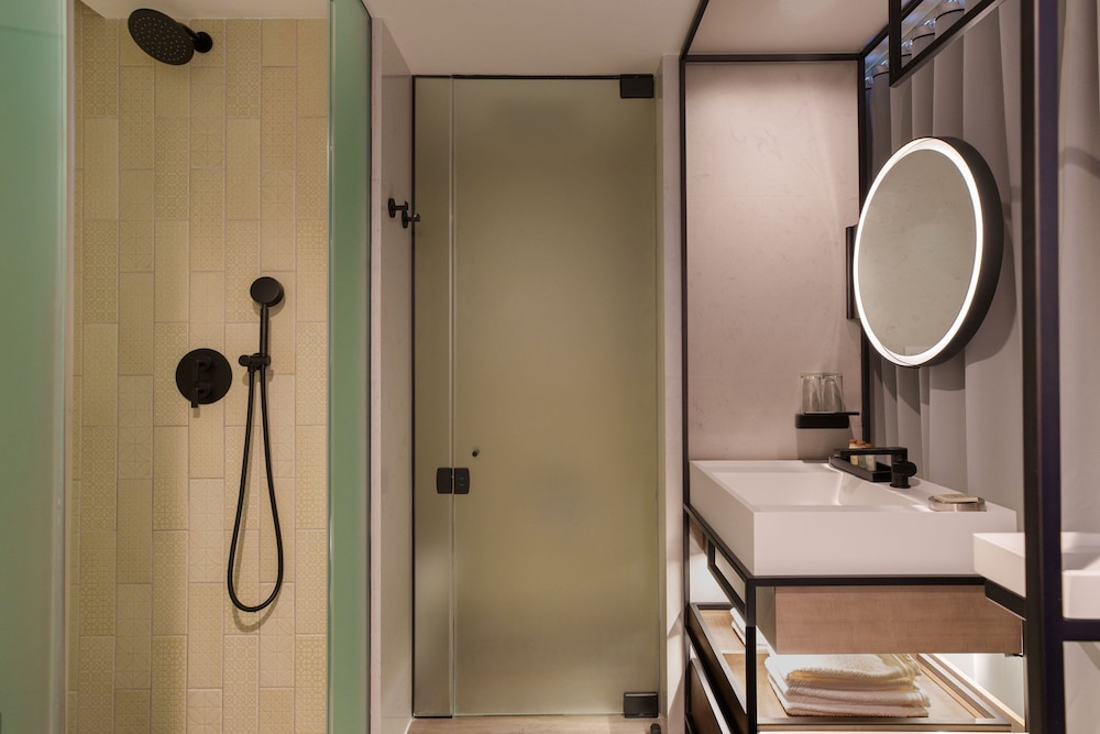 

Roma - Queens - Renaissance New York Flushing Hotel at Tangram