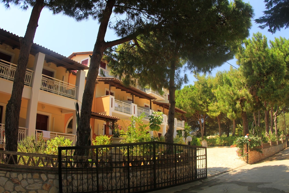 

Verona - Vasilikos - Pyrgaraki Studios and Apartments