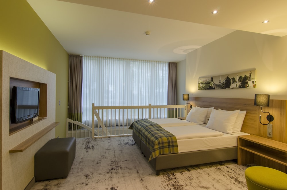 

Catania - Taufkirchen, Kriegerdenkmal - Holiday Inn MUNICH - UNTERHACHING