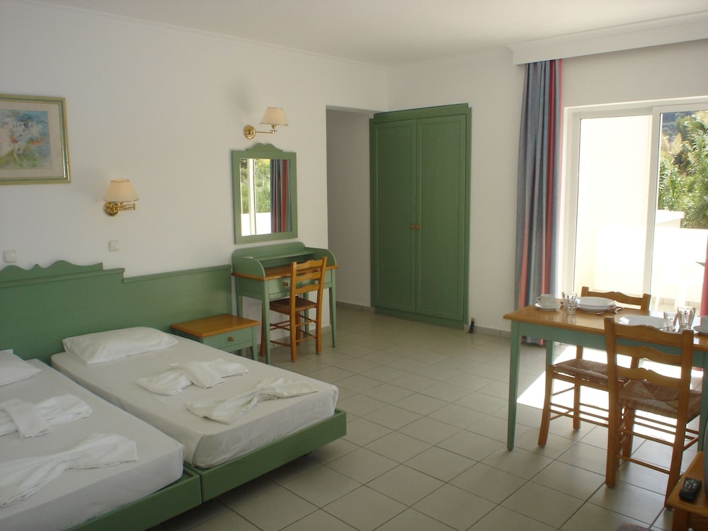 

Roma - Agios Fokas - Andromeda Hotel Apartments