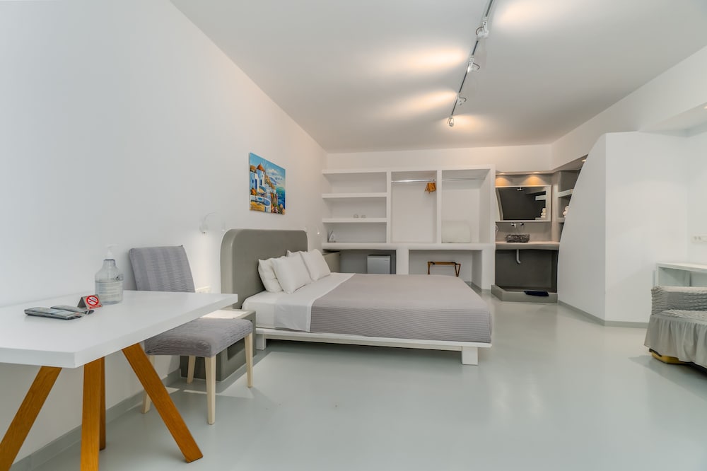 

Bologna - Thirasía - Central Fira Suites