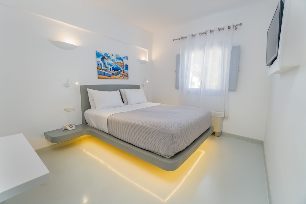 

Brindisi - Santorini, Isole Greche - Central Fira Suites