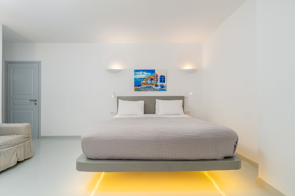 

Bari - Thirasía - Central Fira Suites