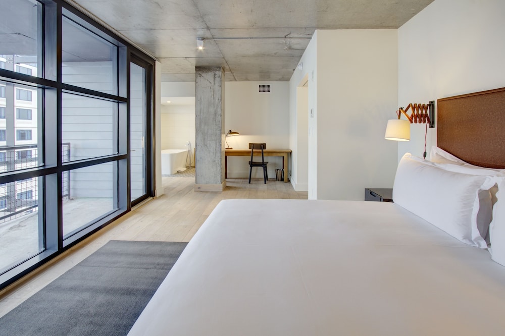 

Bari - New York - Aeroporto La Guardia - The Boro Hotel