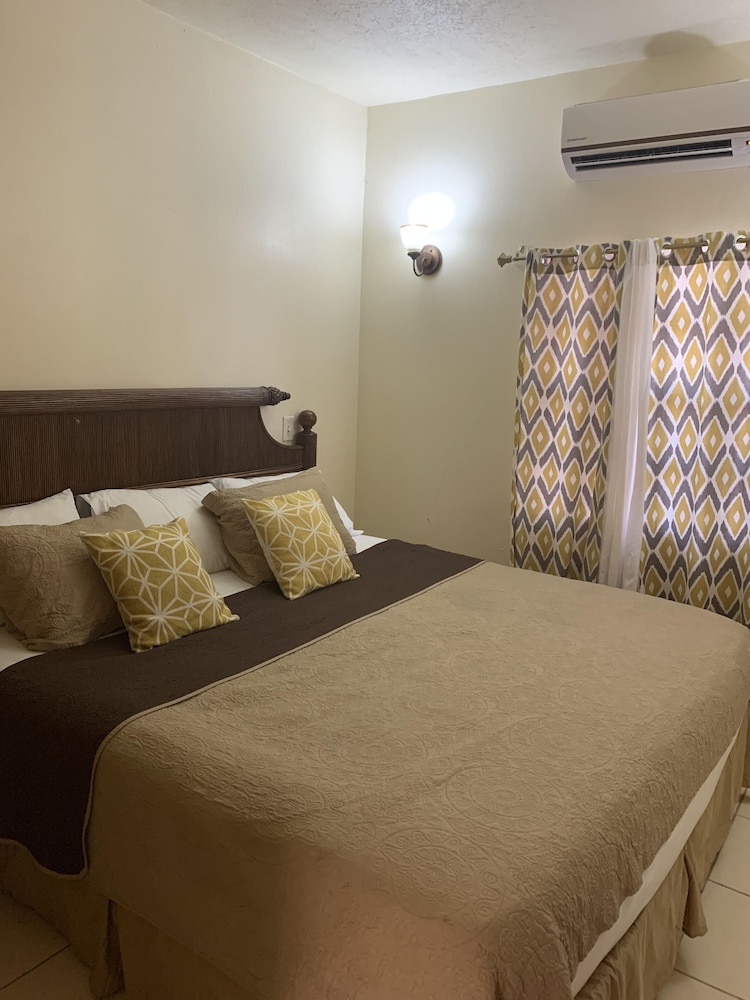 

Verona - St. John's - Connie's Comfort Suites