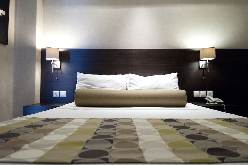 

Milano - Vouliagmeni - Nefeli Hotel Alimos