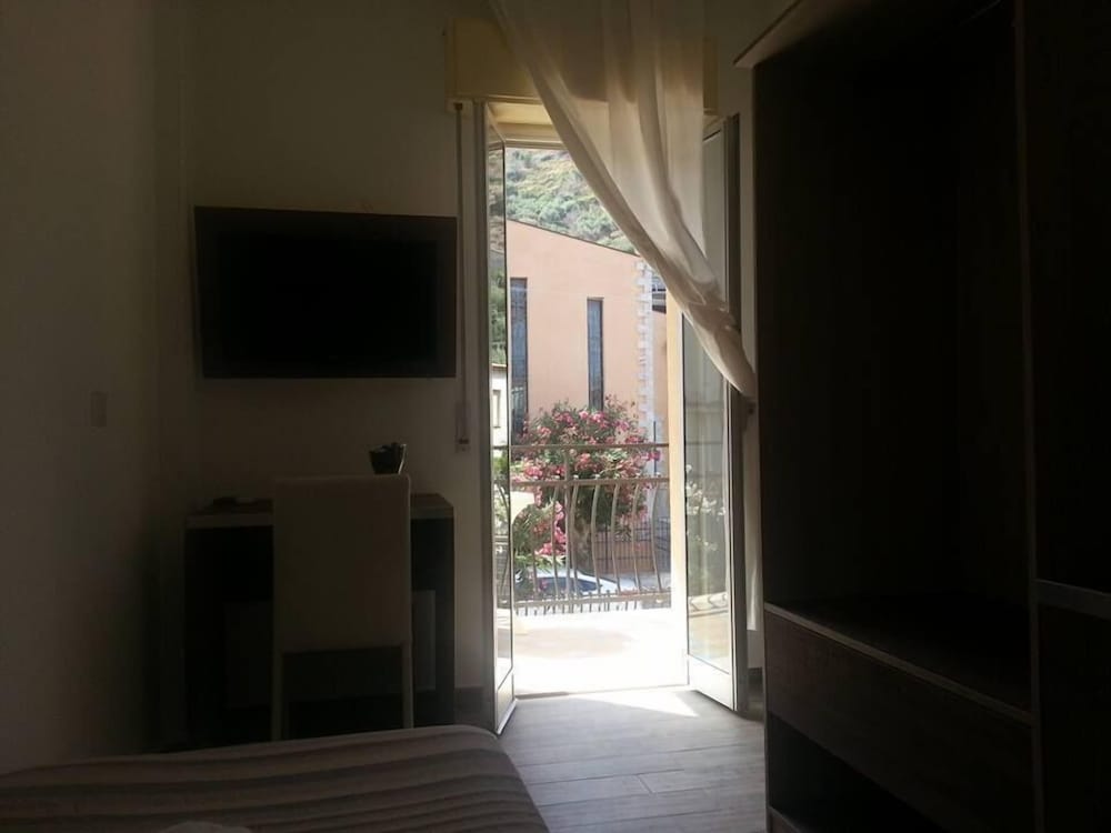 

Milano - Giardini Naxos - ChrisMare Hotel