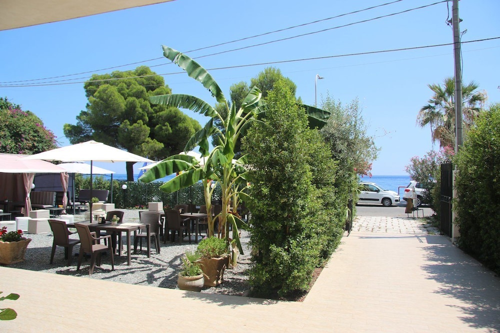 

Cuneo - Taormina - ChrisMare Hotel