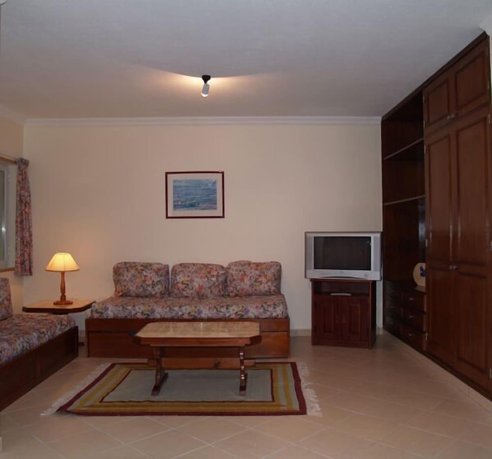 

Verona - Quarteira - Parque Mourabel- Pe Do Lago- Oasis Village
